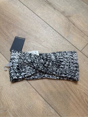 Forever 21 • Black & White Twisted Knit Headband One Size NWT